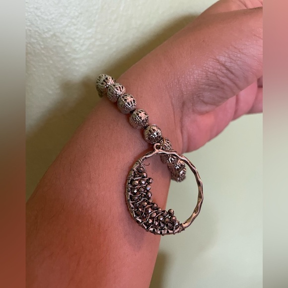 Elegant Silver Beaded Bracelet - Picture 2 of 6